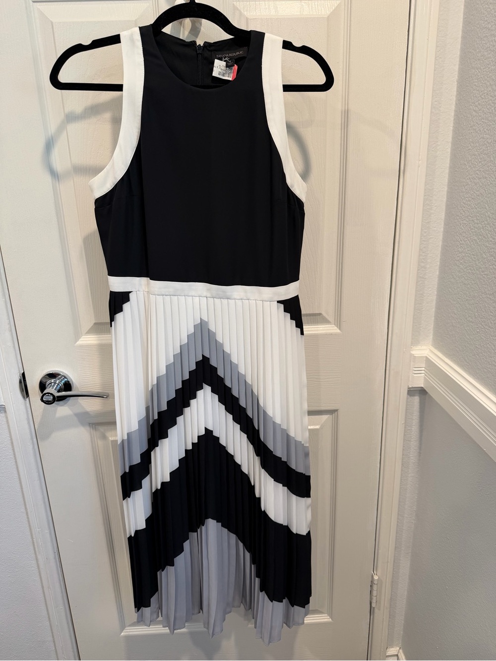 Banana Republic Black, White & Gray Pleated Chevron Midi Dress (dry cleaned)